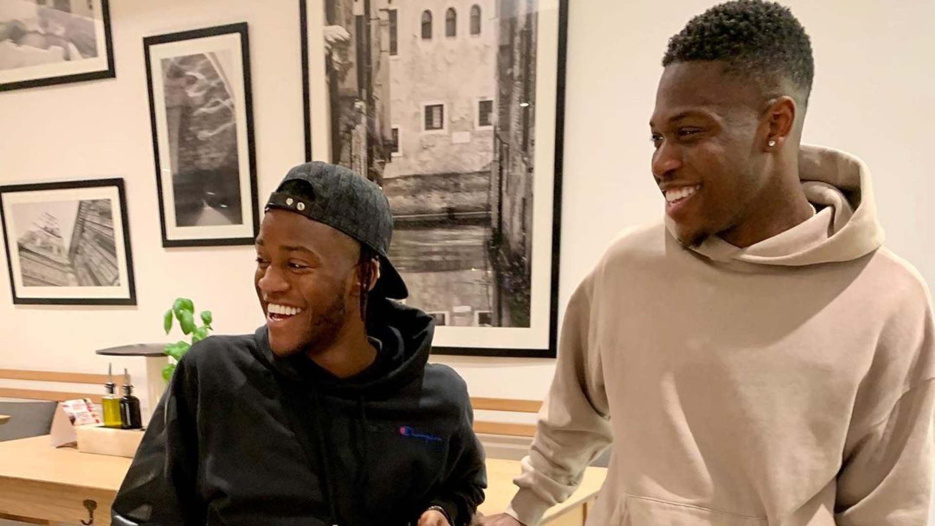 Ο Άαρον Λεγιά Ισέκα του ΟΦΗ με τον αδελφό του, Μίτσι Μπατσουαγί