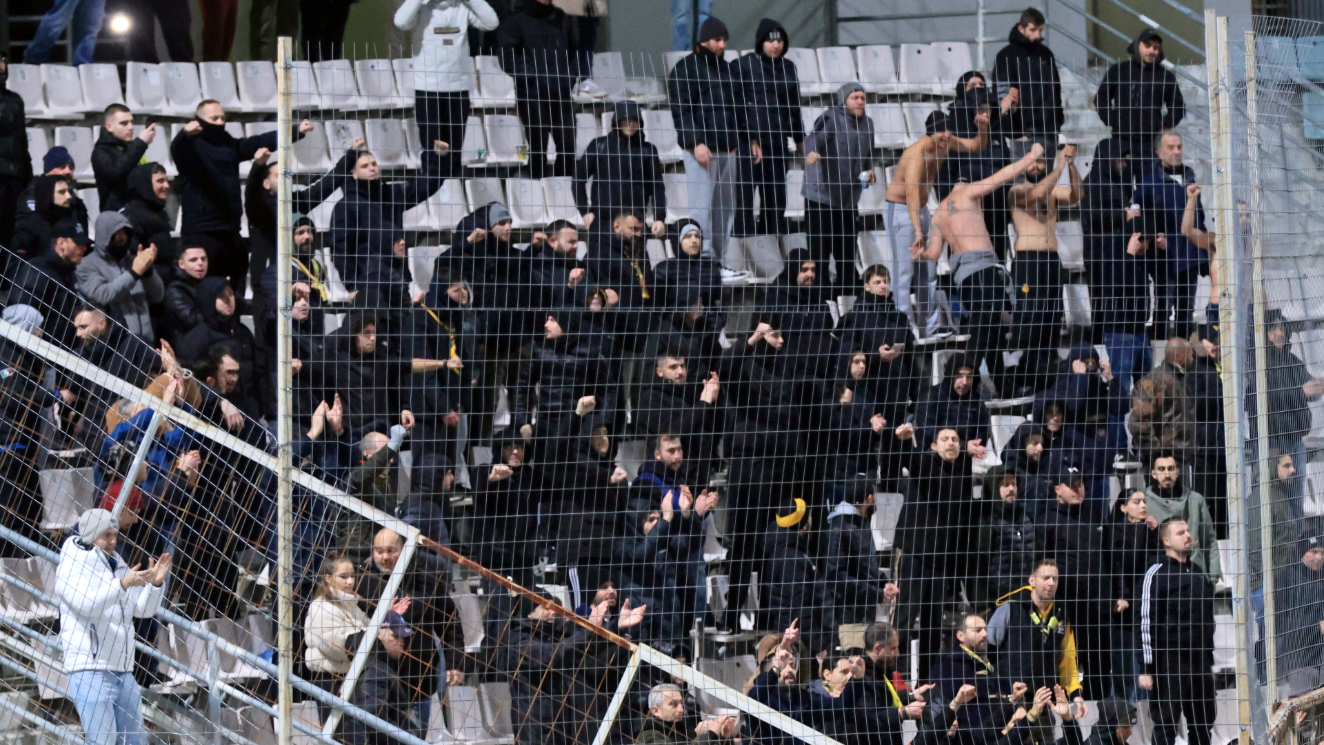 Ο Βρούτσης νομοθετεί, οι οπαδοί του Άρη και η Αστυνομία παραβιάζουν τις αποφάσεις του