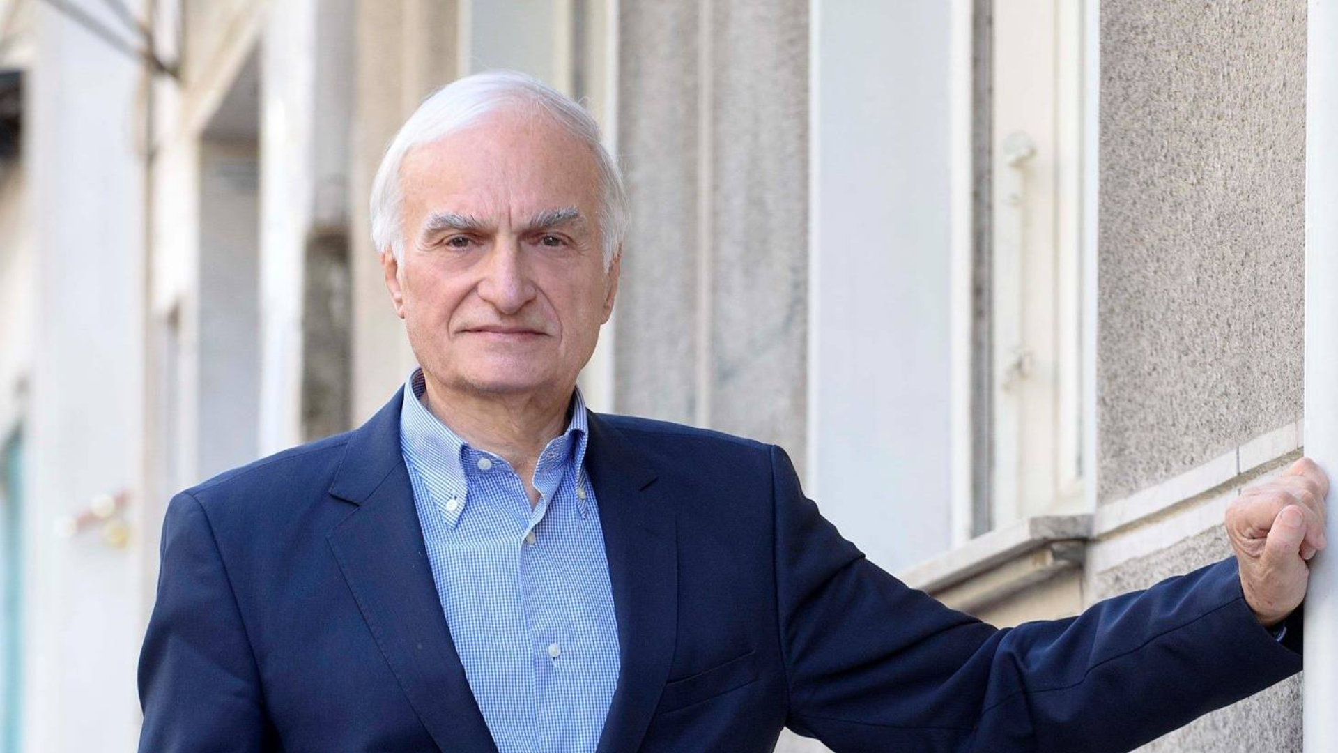 Στο νοσοκομείο ο Μανώλης Μαυρομμάτης μετά από φωτιά στο σπίτι του