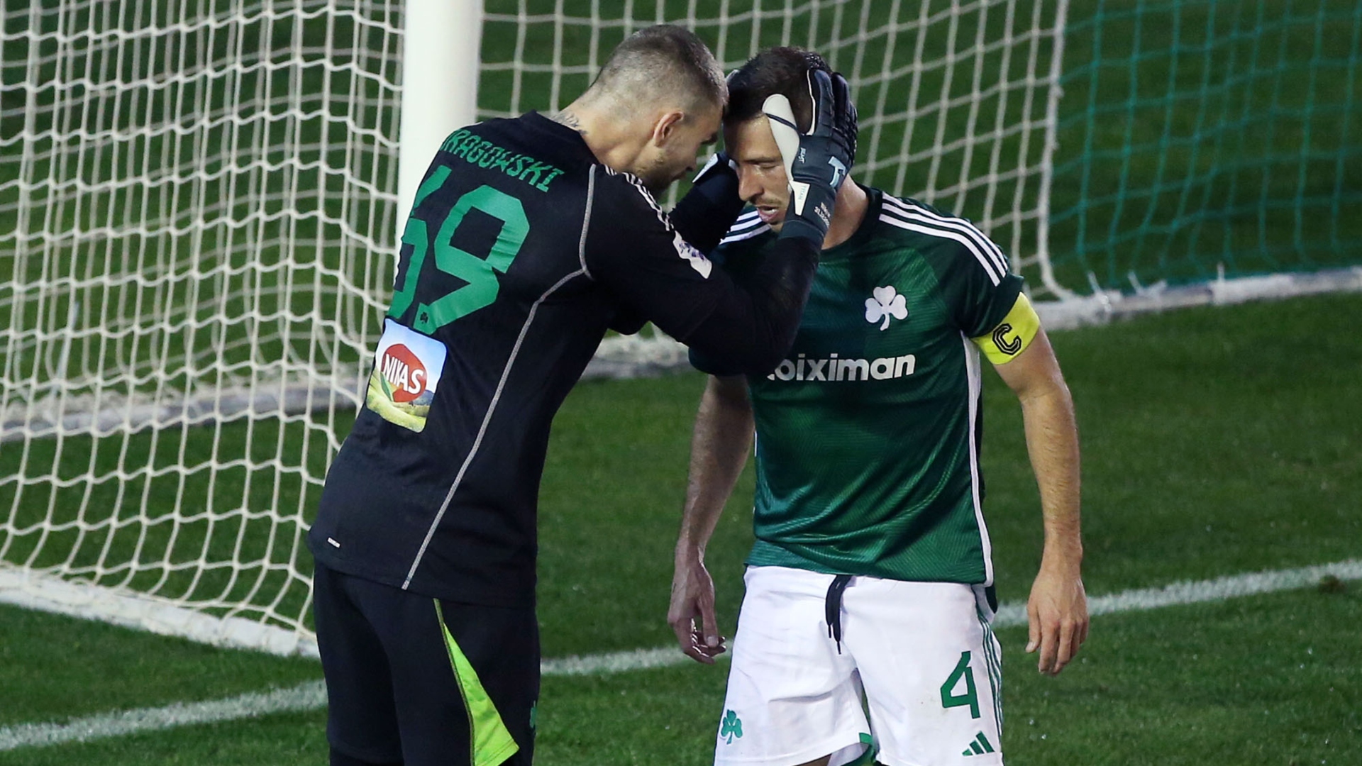 Πέρεθ και Ντραγκόφσκι πανηγυρίζουν τη νίκη του Παναθηναϊκού επί του Ολυμπιακού