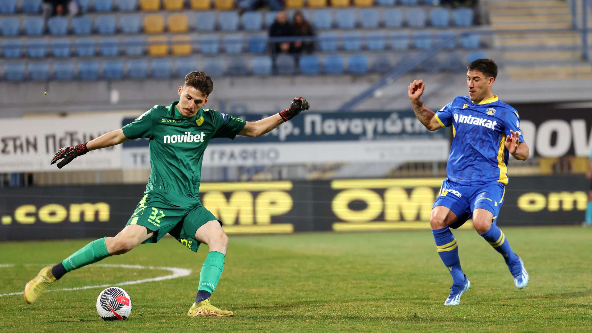 Με ειδική μπότα πριν από το χειρουργείο ο Στεργιάκης