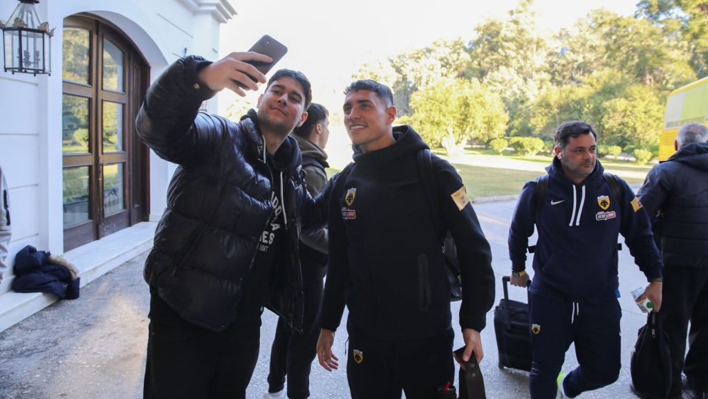 Φίλοι της Ένωσης υποδέχτηκαν τους παίκτες και τον Αλμέιδα στο ξενοδοχείο