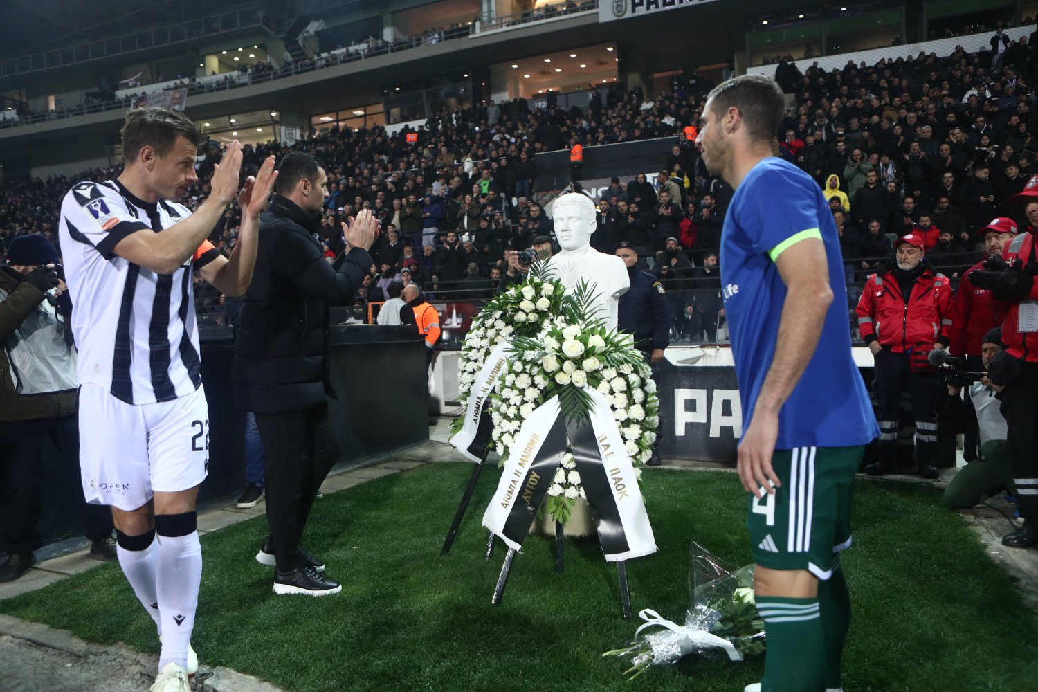 Σβαμπ και Πέρεθ κατέθεσαν στεφάνι