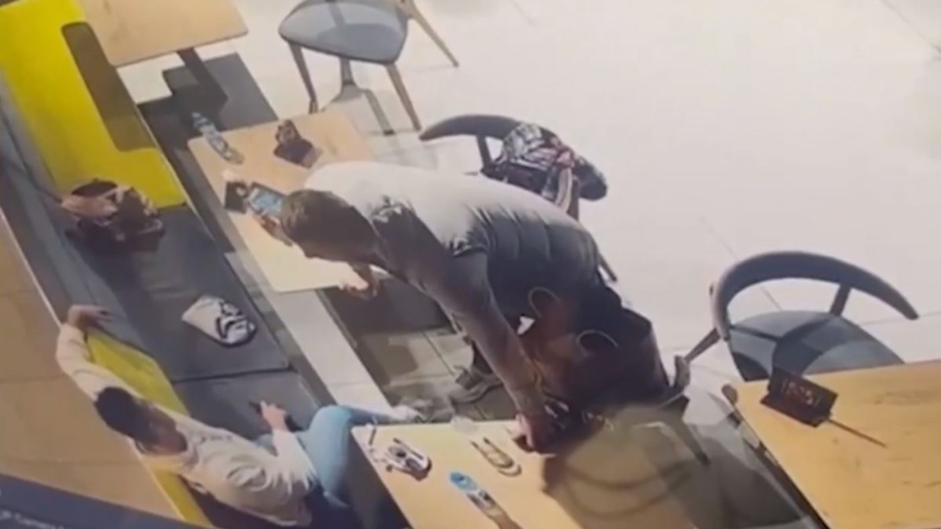 Απειλήθηκε με ψαλίδι από παλαίμαχο ποδοσφαιριστή ο Νεμάνια Μπιέλιτσα (vid)