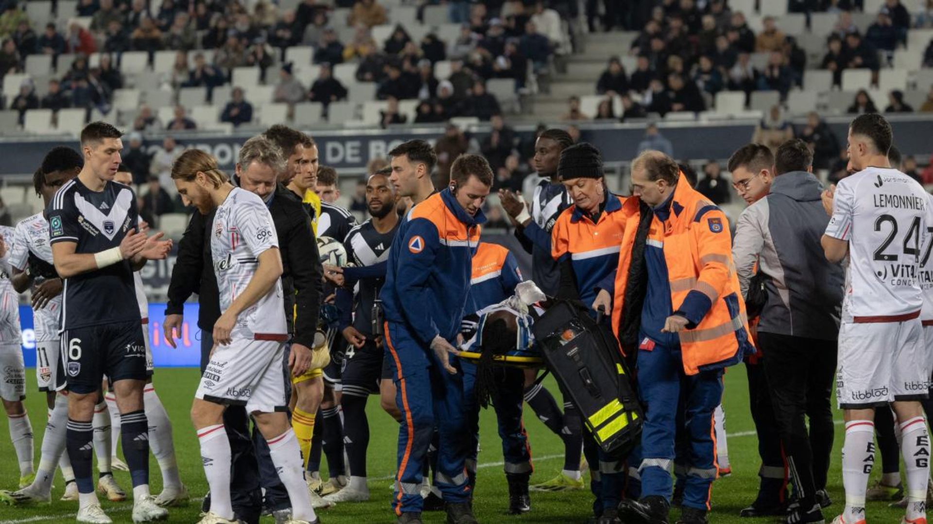 Δύσκολες στιγμές έζησε το Σάββατο (25/02) το γαλλικό ποδόσφαιρο, με τον κόσμο που παρακολουθούσε την αναμέτρηση της Μπορντό και της Γκινγκάπ