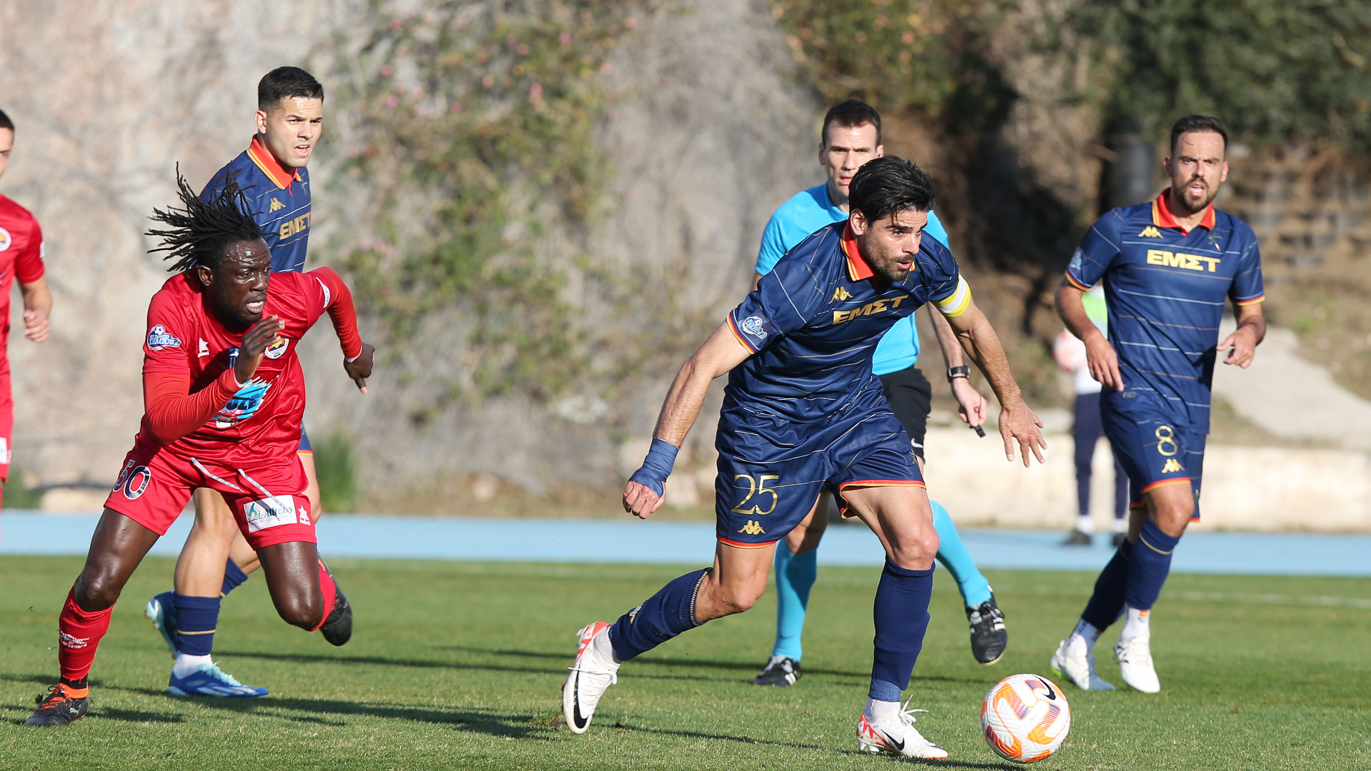 Δίωξη στην Athens Kallithea για συνθήματα και άναμμα κροτίδων