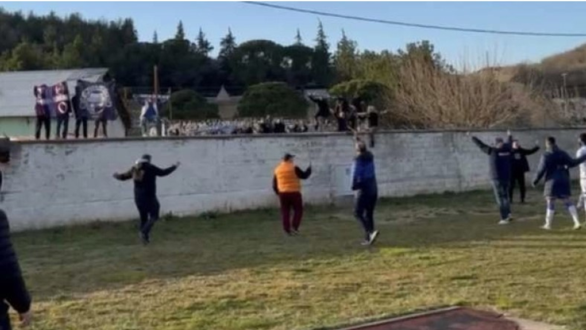 Οπαδοί του Ηρακλή είδαν τον αγώνα με τον Απόλλωνα Πόντου από... μάντρα (vid)