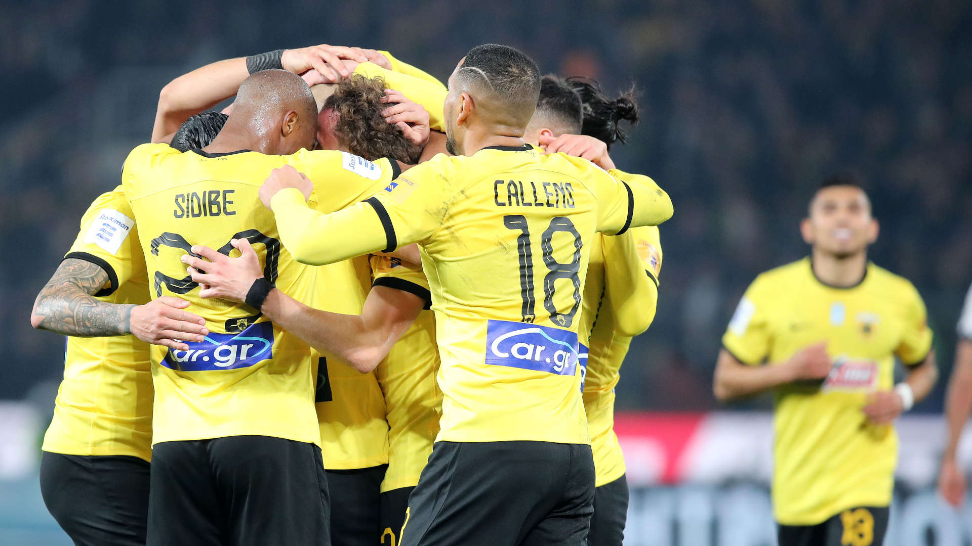 Πανηγυρισμοί παικτών της ΑΕΚ στο παιχνίδι με Κηφισιά