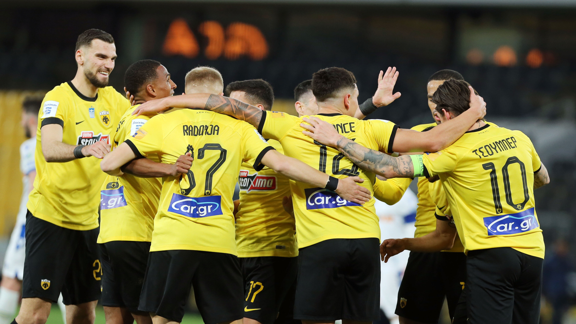 Οι παίκτες της ΑΕΚ πανηγυρίζουν γκολ εναντίον του Αστέρα Τρίπολης για την 21η αγωνιστική της Super League