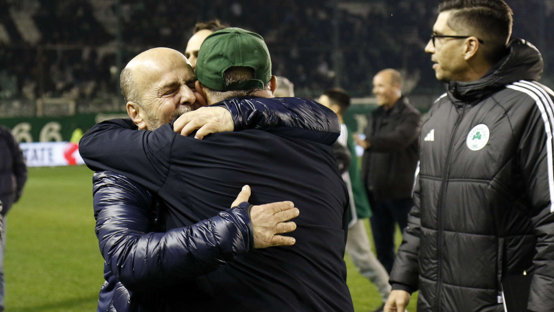 Η αγκαλιά του Γιάννη Αλαφούζου με τον Φατίχ Τερίμ