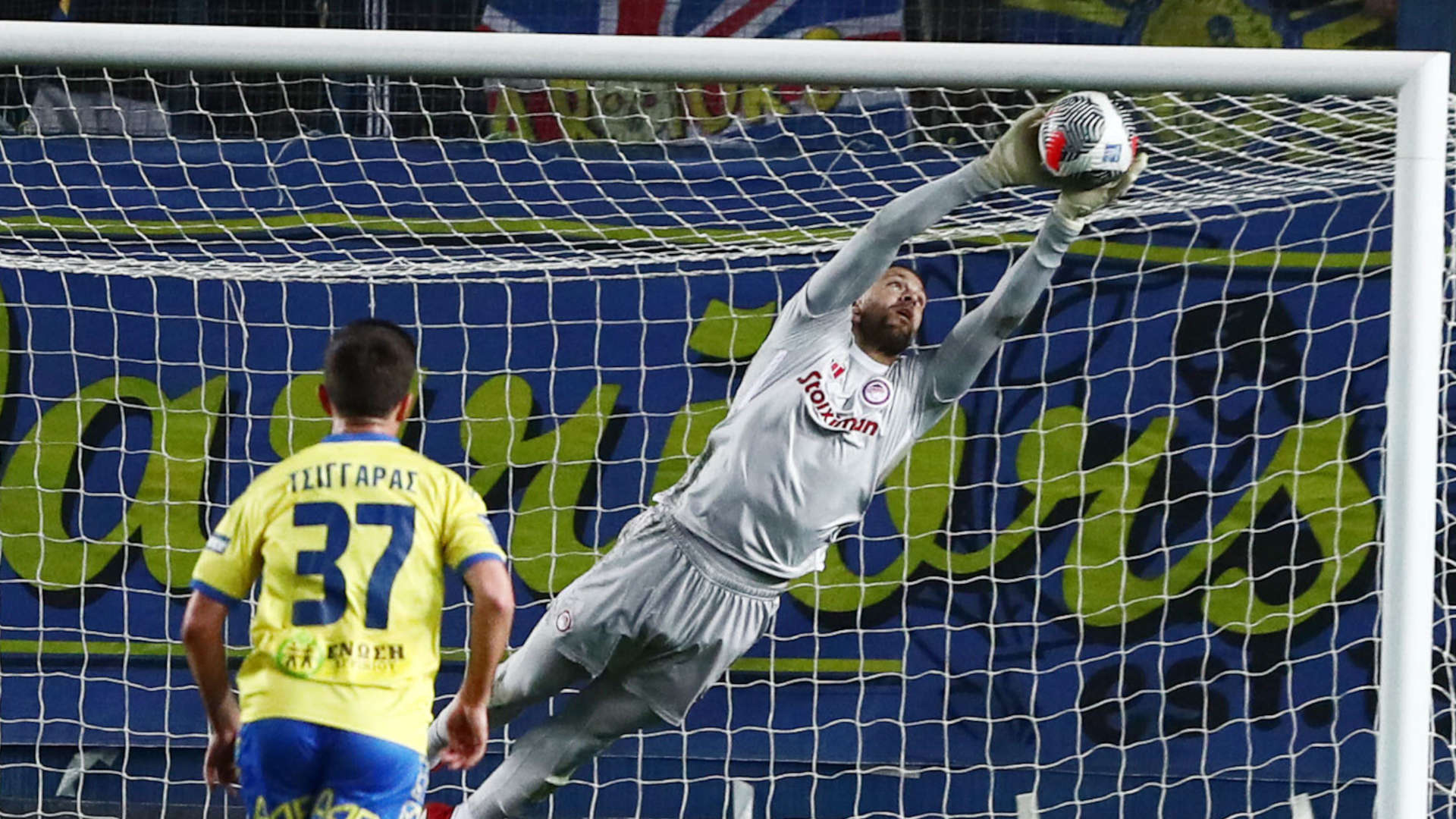 Ο Αλέξανδρος Πασχαλάκης σε απόκρουση στο παιχνίδι Παναιτωνικός - Ολυμπιακός