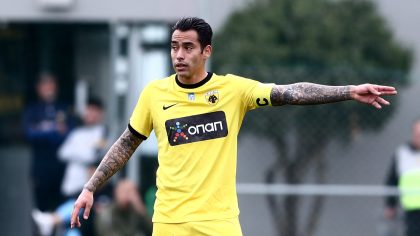 Αλμέιδα και παίκτες της ΑΕΚ βλέπουν τον Αραούχο (pics)