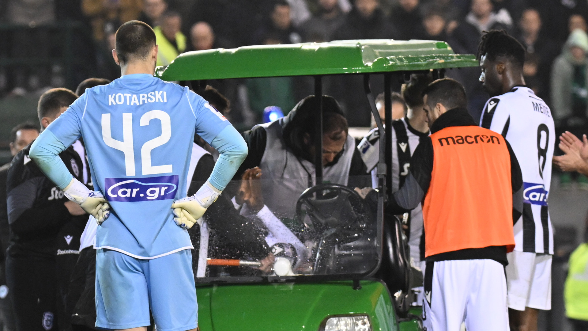 Ο Μπάμπα κάνει κίνηση με τα χέρια του