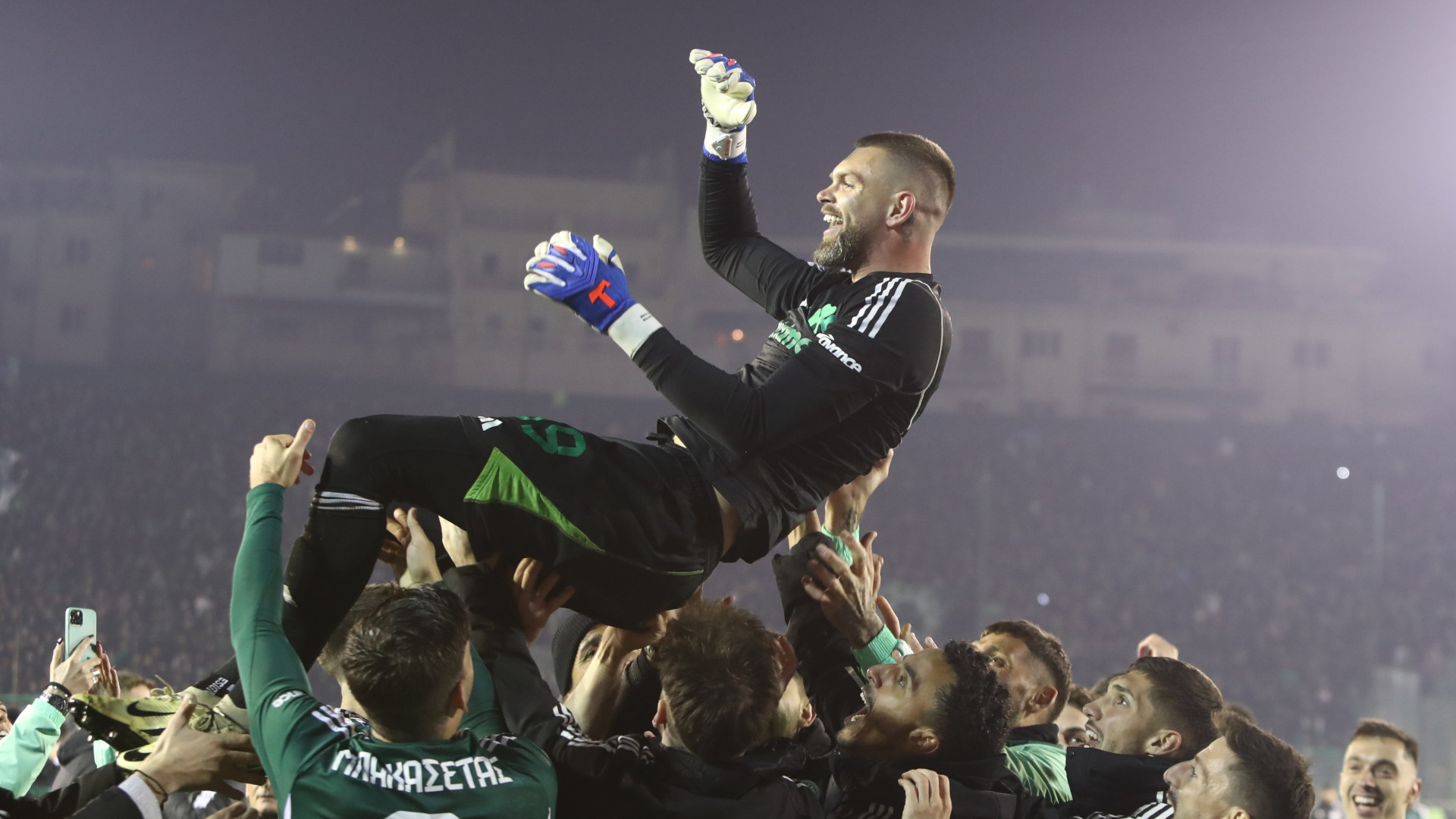 Ο Ντραγκόφσκι στον αέρα από τους συμπαίκτες του μετά την πρόκριση