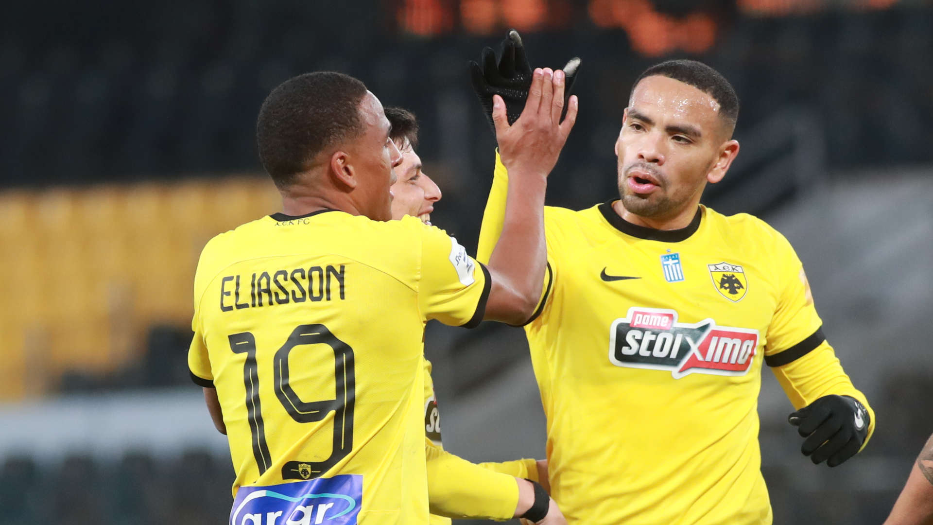 Νίκλας Ελίασον και Αλεξάντερ Κάλενς με τη φανέλα της ΑΕΚ