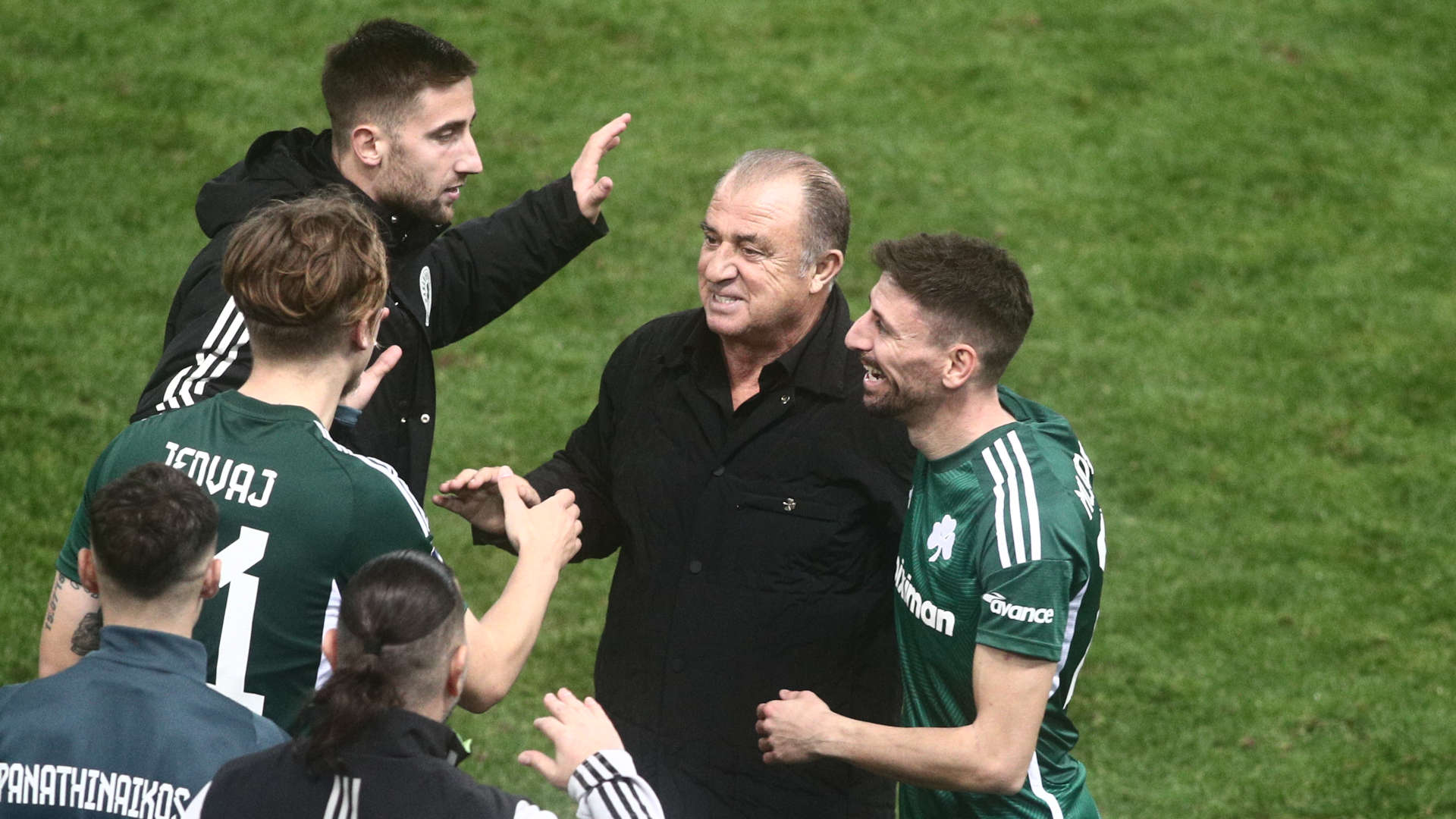 Ο Φατίχ Τερίμ με τους παίκτες του Παναθηναϊκού