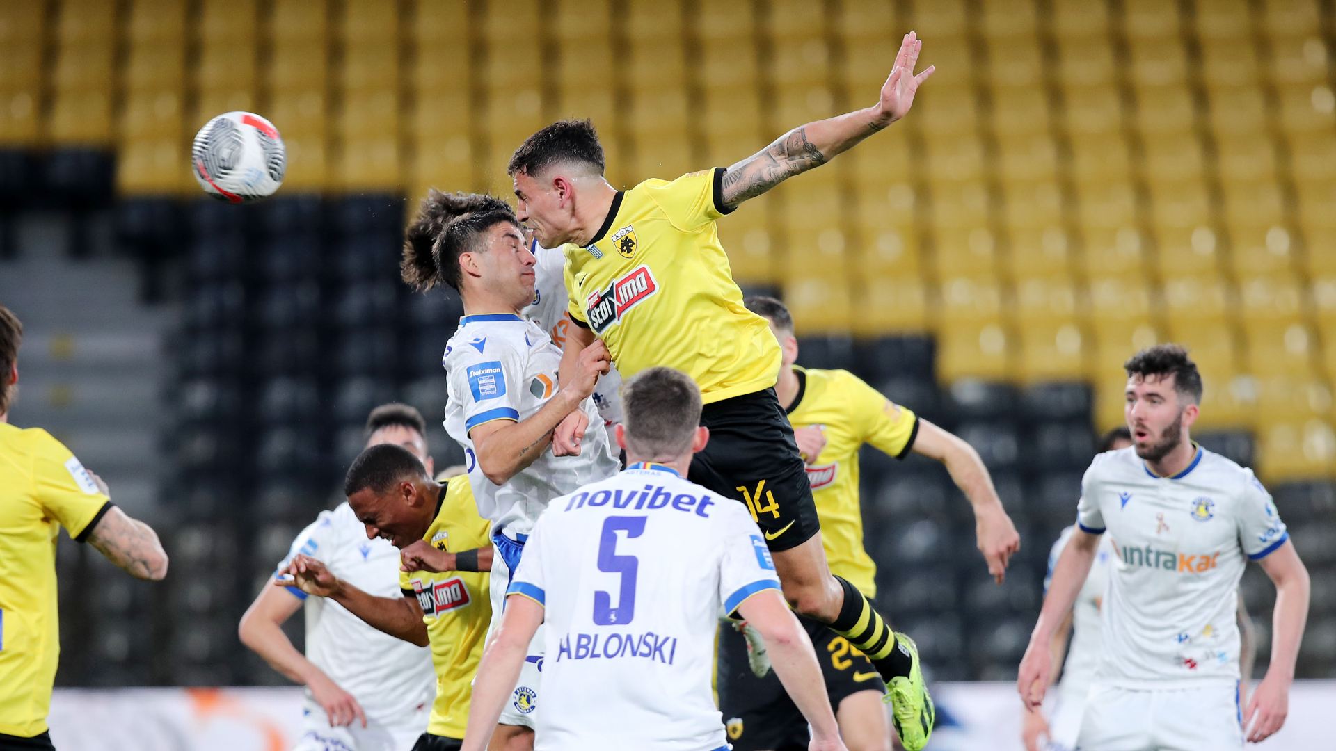 Ο Έκι Πόνσε σημειώνει το ένα από τα δύο του γκολ στο ΑΕΚ-Αστέρας Τρίπολης