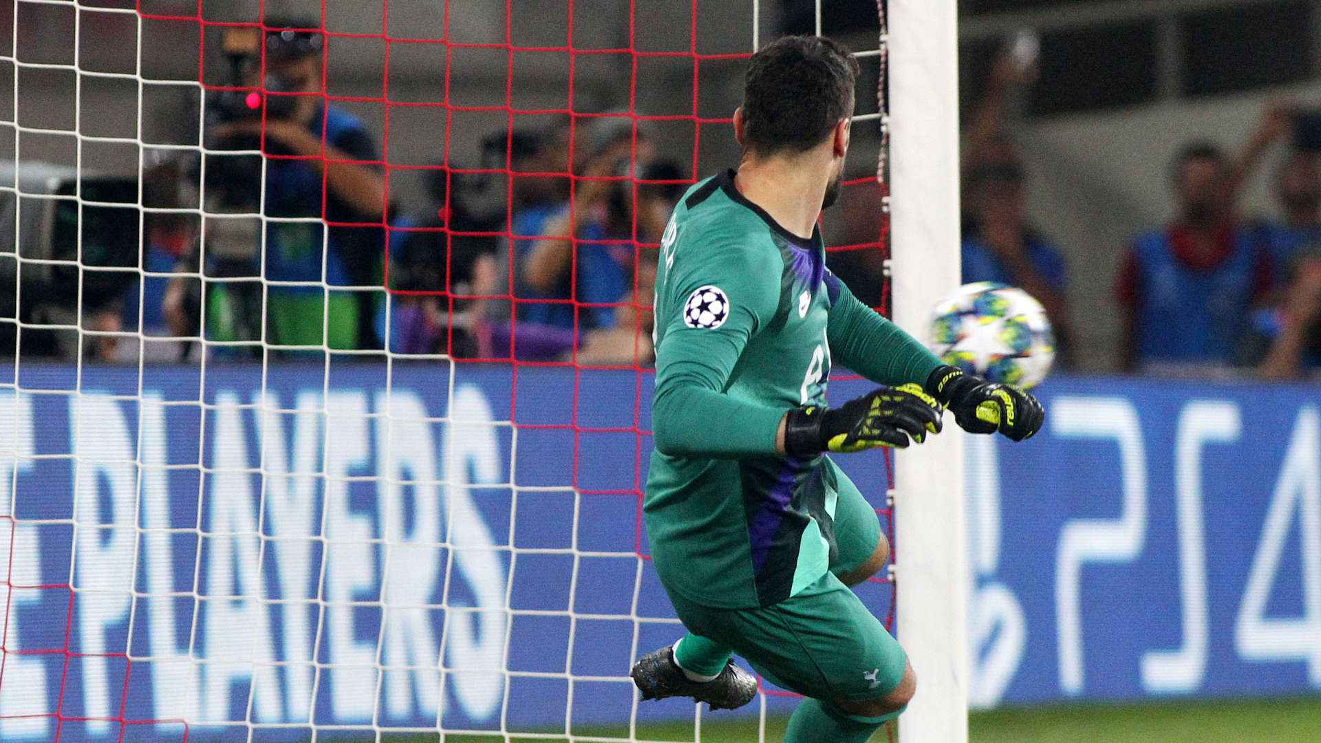 O Ούγκο Γιορίς σε εκτέλεση πέναλτι