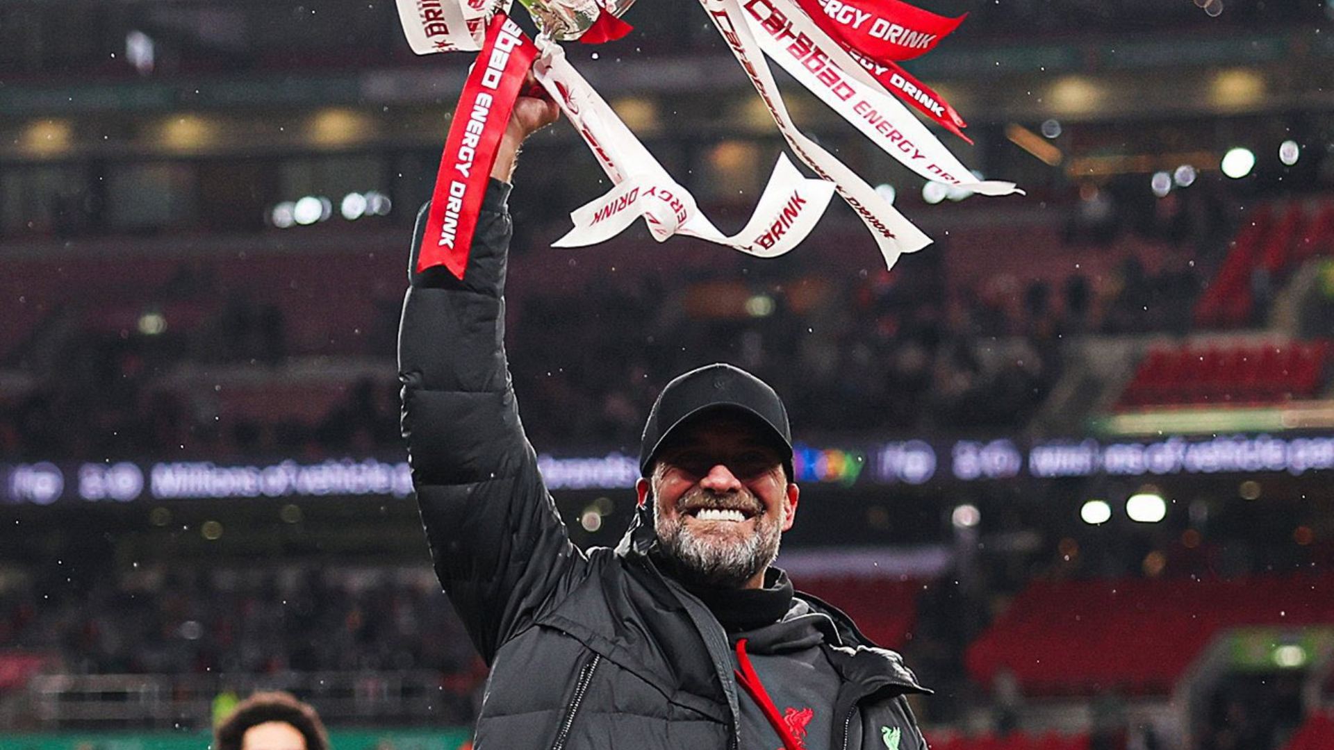 Ο Γερμανός προπονητής δεν μπορούσε να αφήσει την κούπα ούτε στο αεροπλάνο.