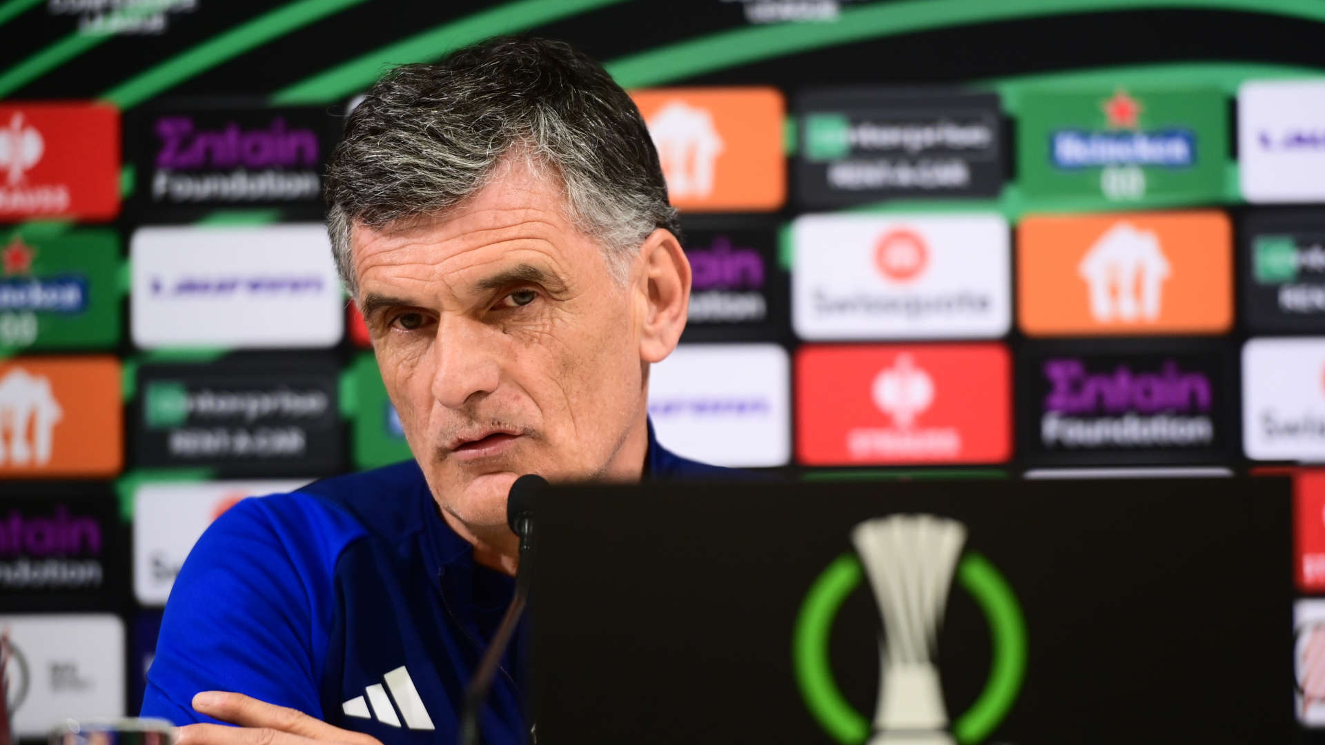 O προπονητής του Ολυμπιακού, Χοσέ Λουίς Μεντιλίμπαρ, στη συνέντευξη Τύπου