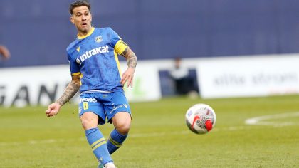 Ο Χουάν Μουνάφο με το περιβραχιόνιο του Αστέρα Τρίπολης