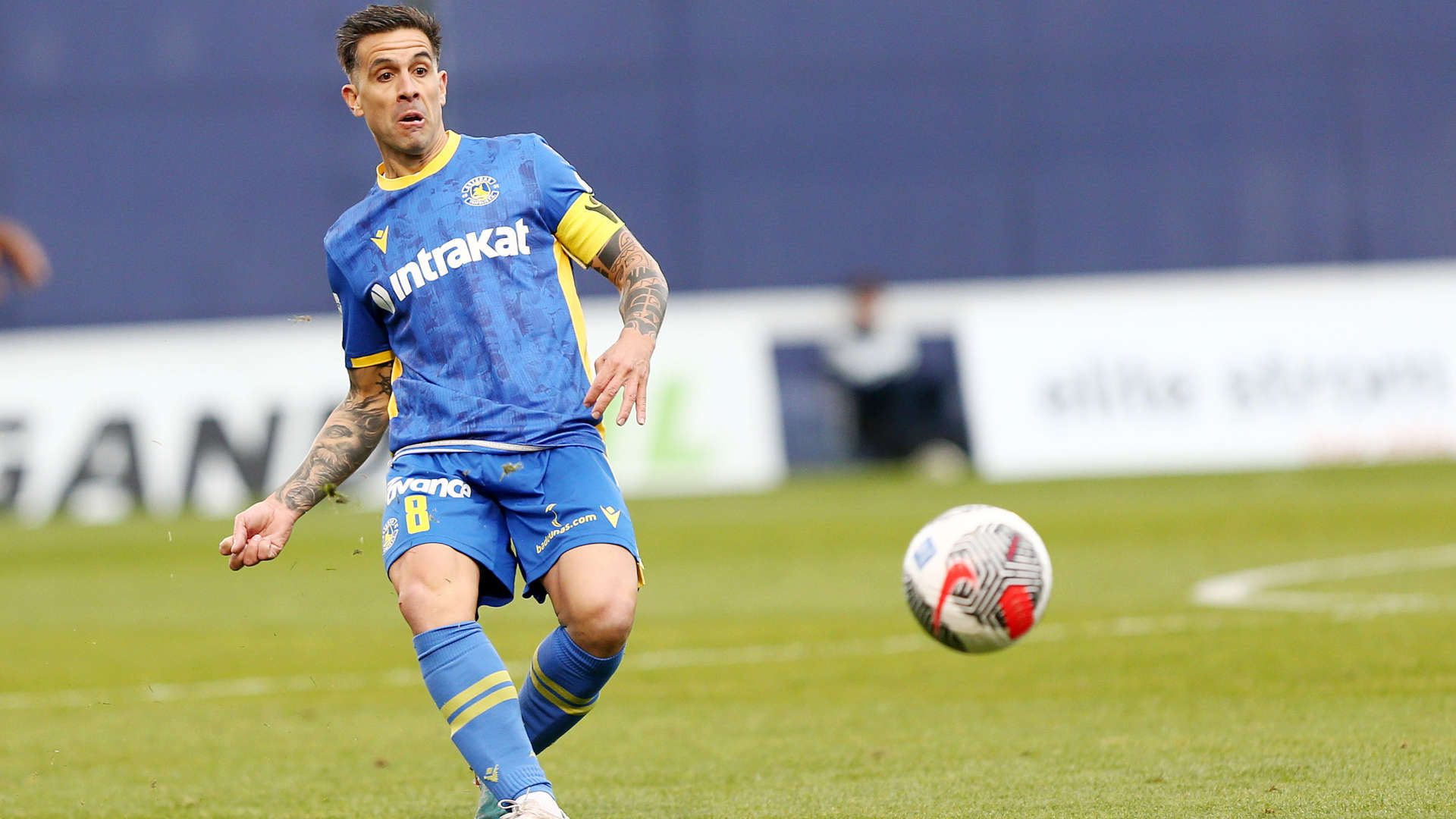 Ο Χουάν Μουνάφο με το περιβραχιόνιο του Αστέρα Τρίπολης