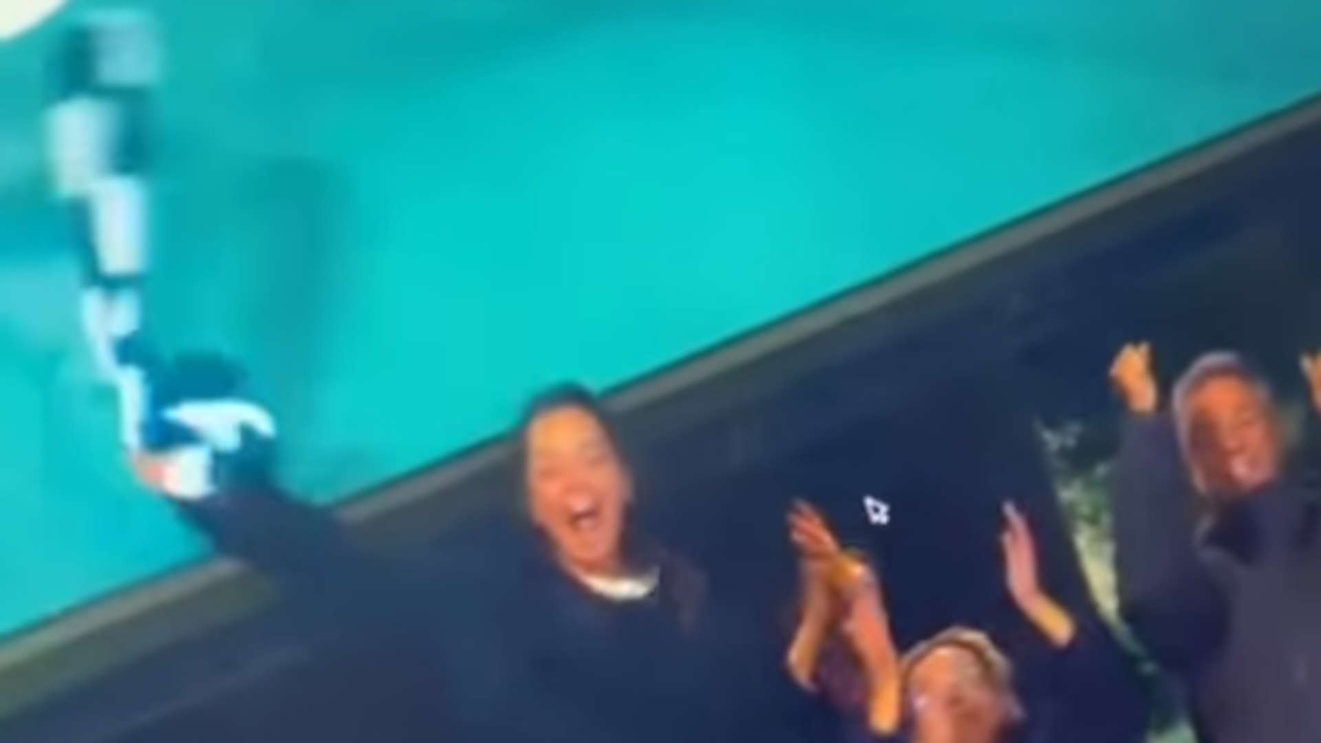 Η Μερβέ Τερίμ πανηγυρίζει με κασκόλ του Παναθηναϊκού