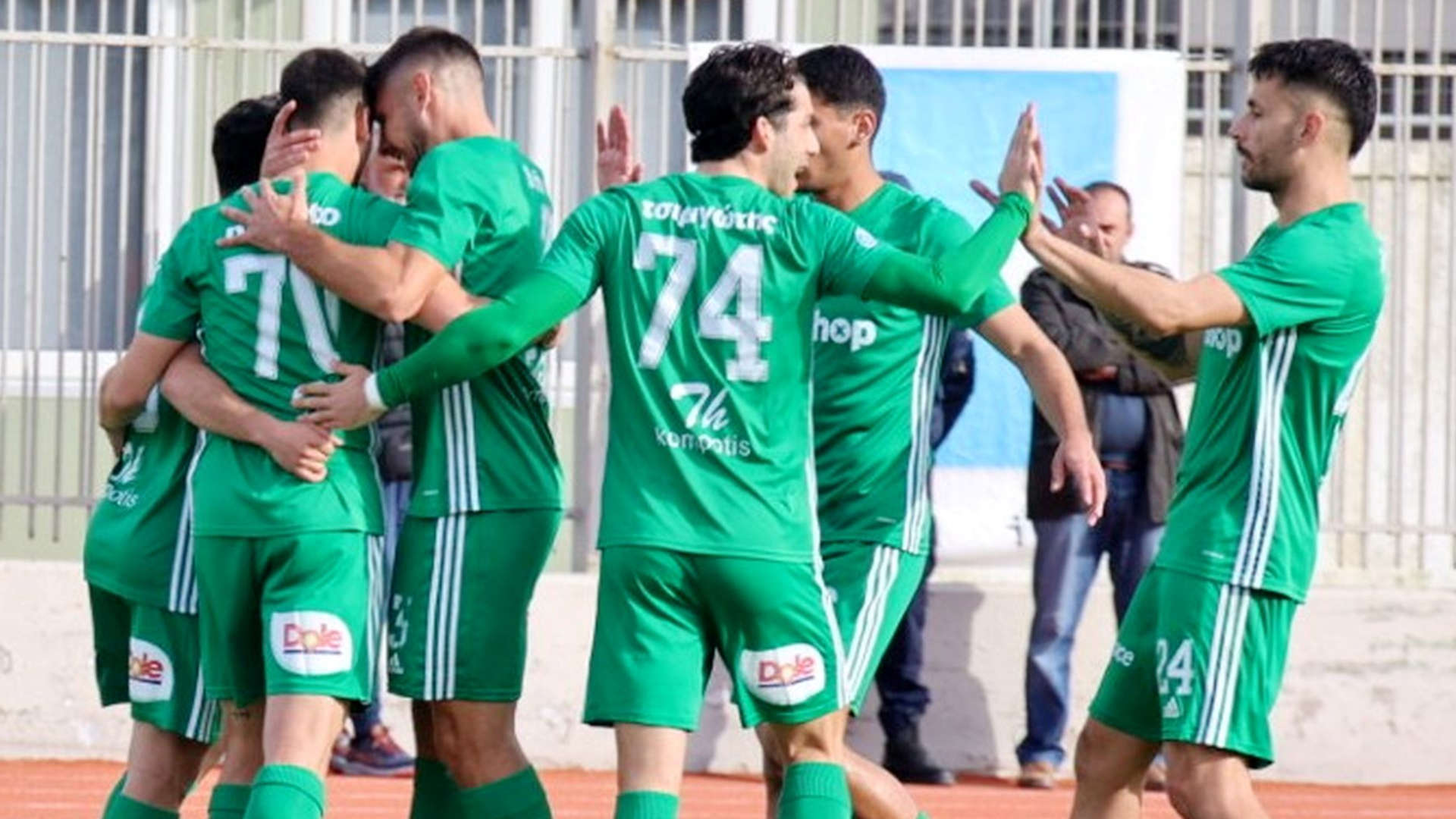 Οι παίκτες του Λεβαδειακού πανηγυρίζουν τη νίκη επί του Αιολικού για τη Super League 2