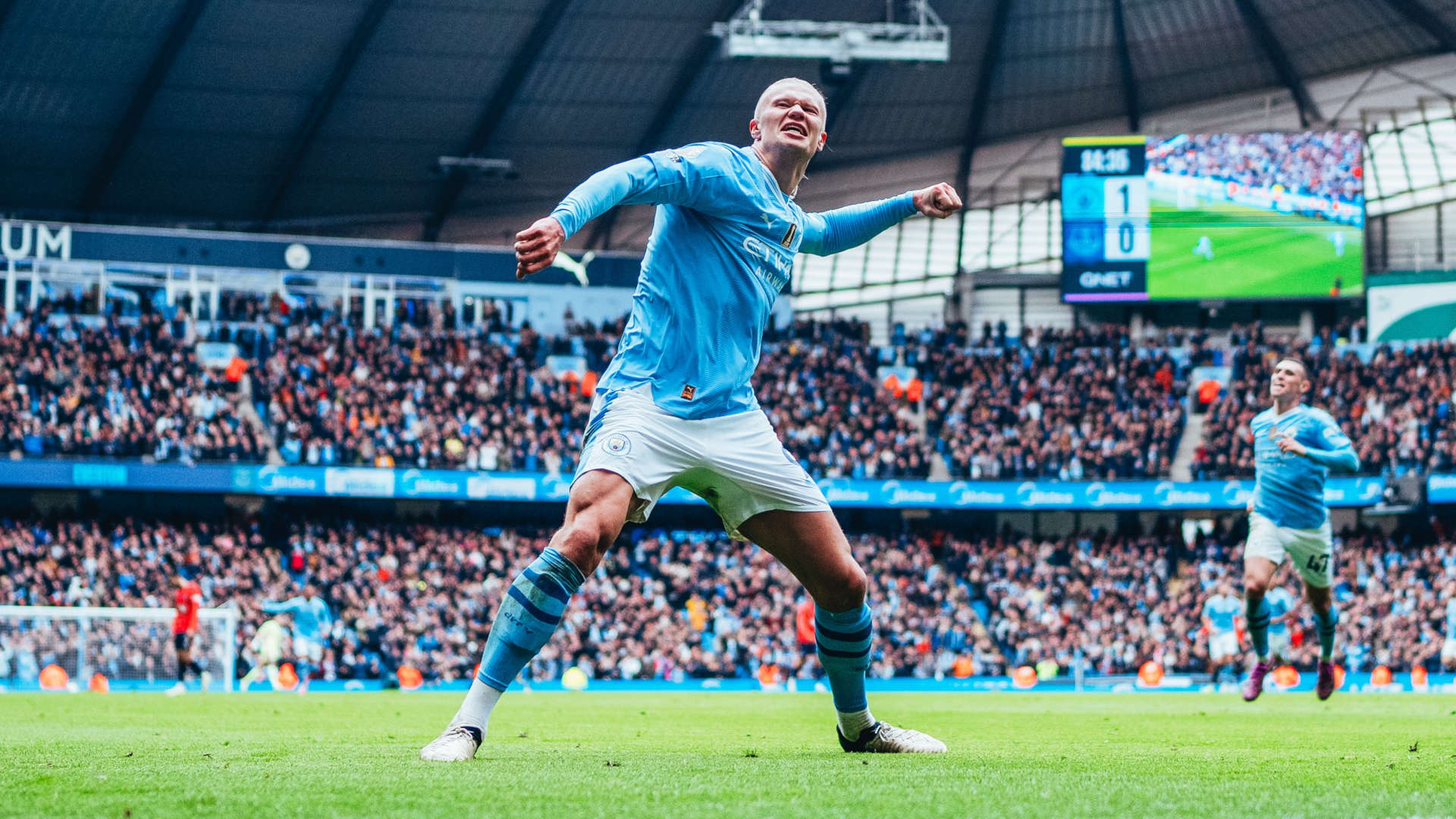 Χάαλαντ και Ντε Μπρόινε πανηγυρίζουν γκολ στο παιχνίδι με την Έβερτον