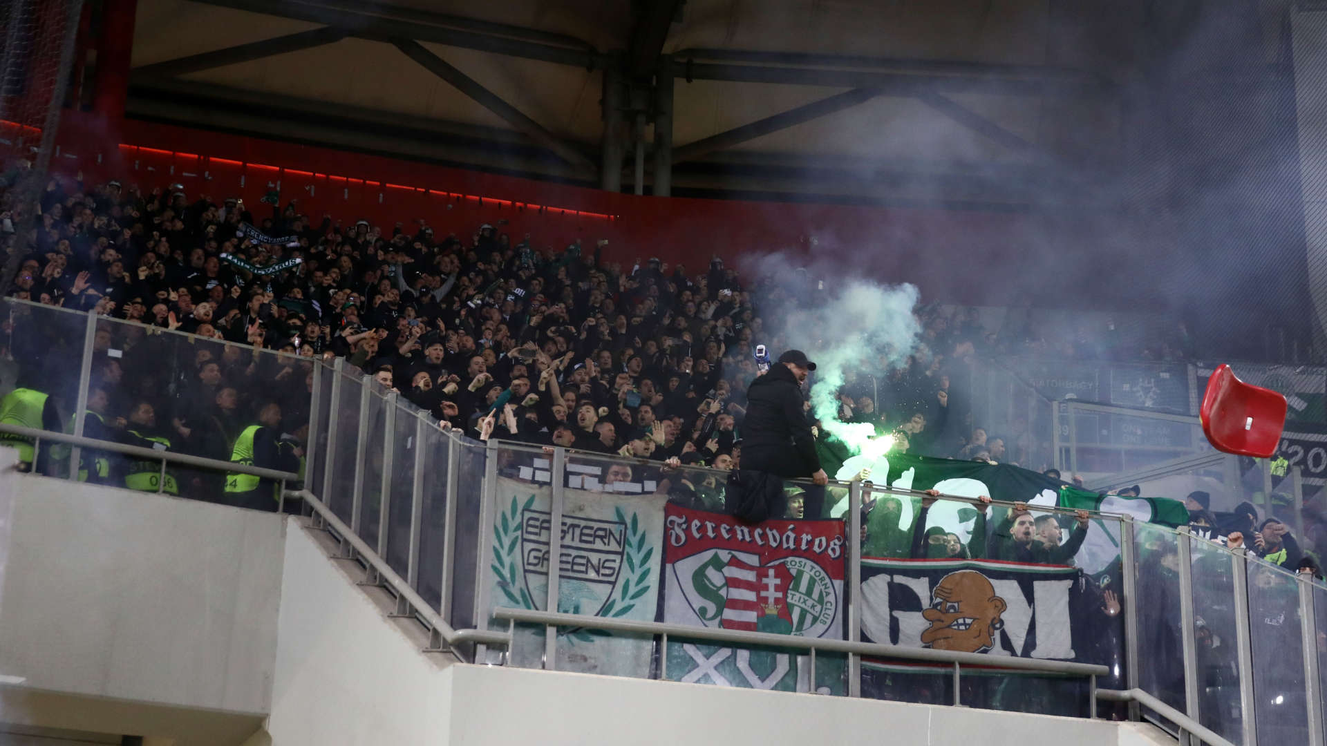 Οπαδοί της Φερεντσβάρος στις εξέδρες του Καραϊσκάκη για το παιχνίδι με τον Ολυμπιακό