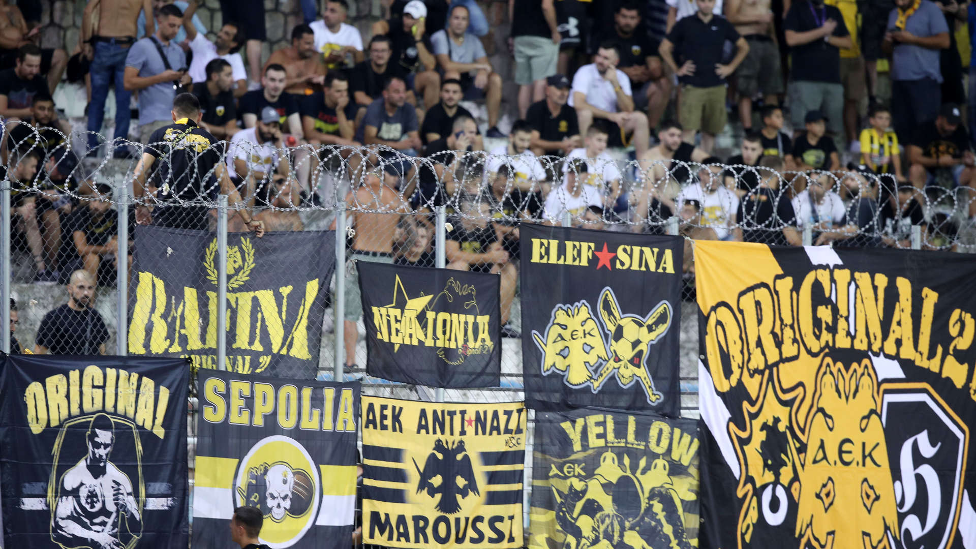 Οι οπαδοί της ΑΕΚ στη Λαμία