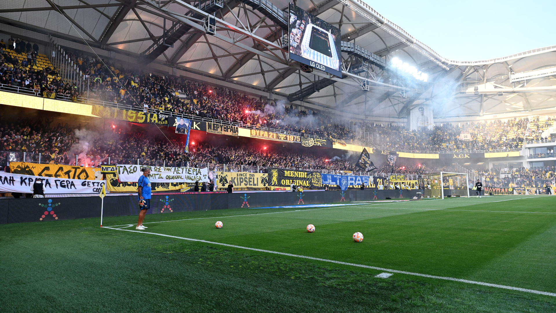 Οπαδοί της ΑΕΚ στο γήπεδο «OPAP Arena» στη Νέα Φιλαδέλφεια