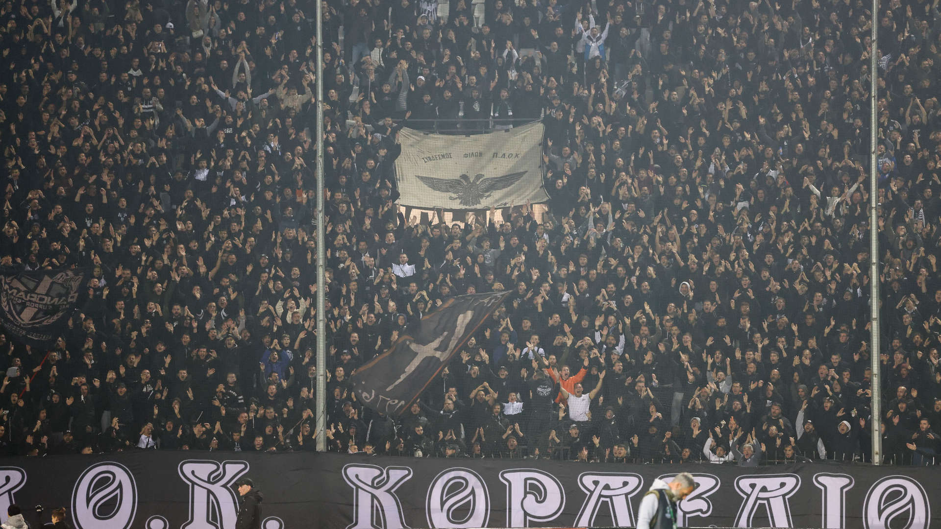 Οπαδοί του ΠΑΟΚ στο γήπεδο της Τούμπας