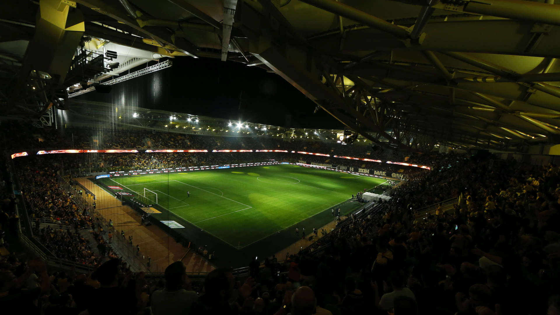 Οπαδοί της ΑΕΚ στο γήπεδο «OPAP Arena»