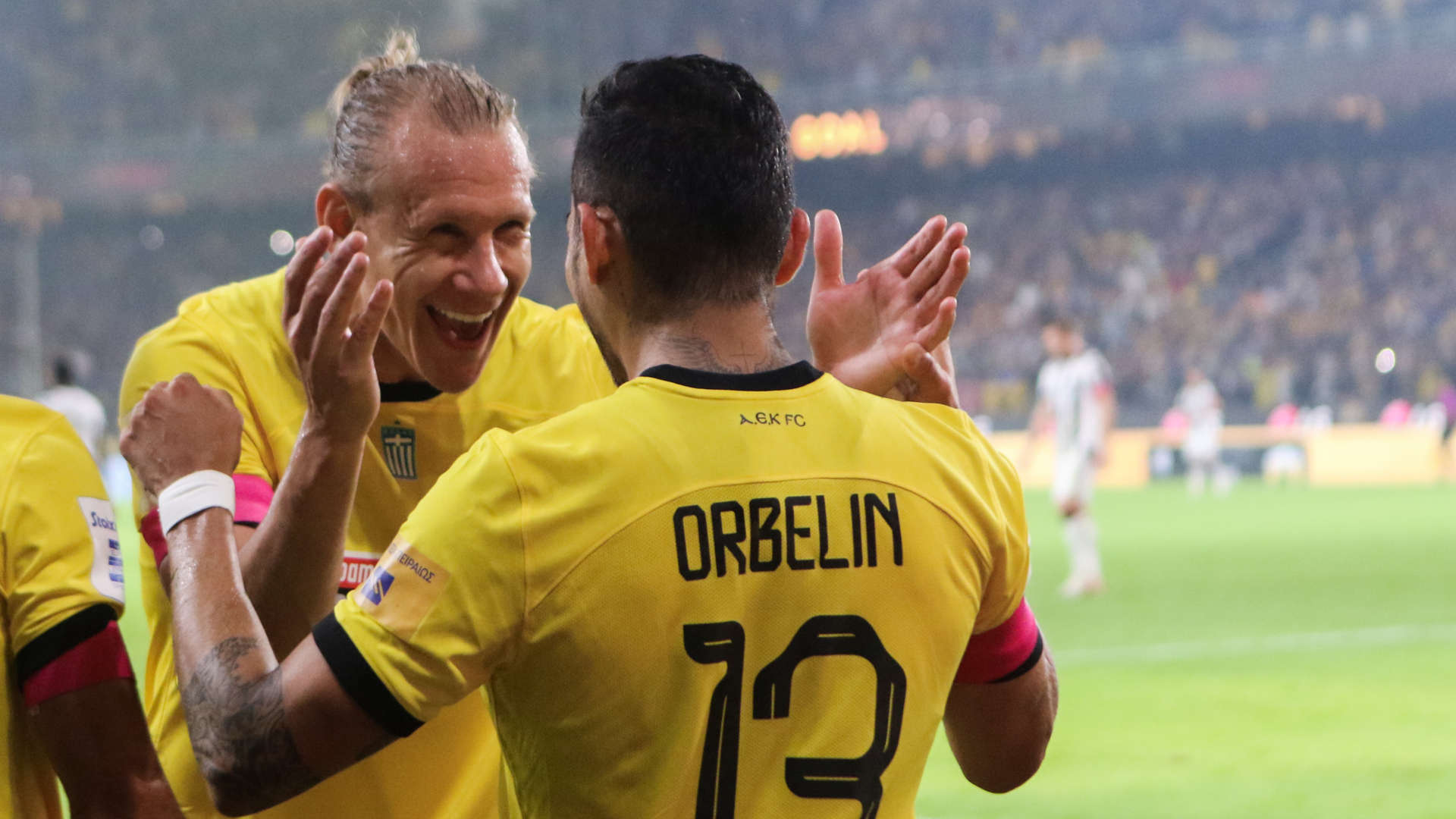 Ορμπελίν Πινέδα και Ντομαγκόι Βίντα πανηγυρίζουν γκολ της ΑΕΚ