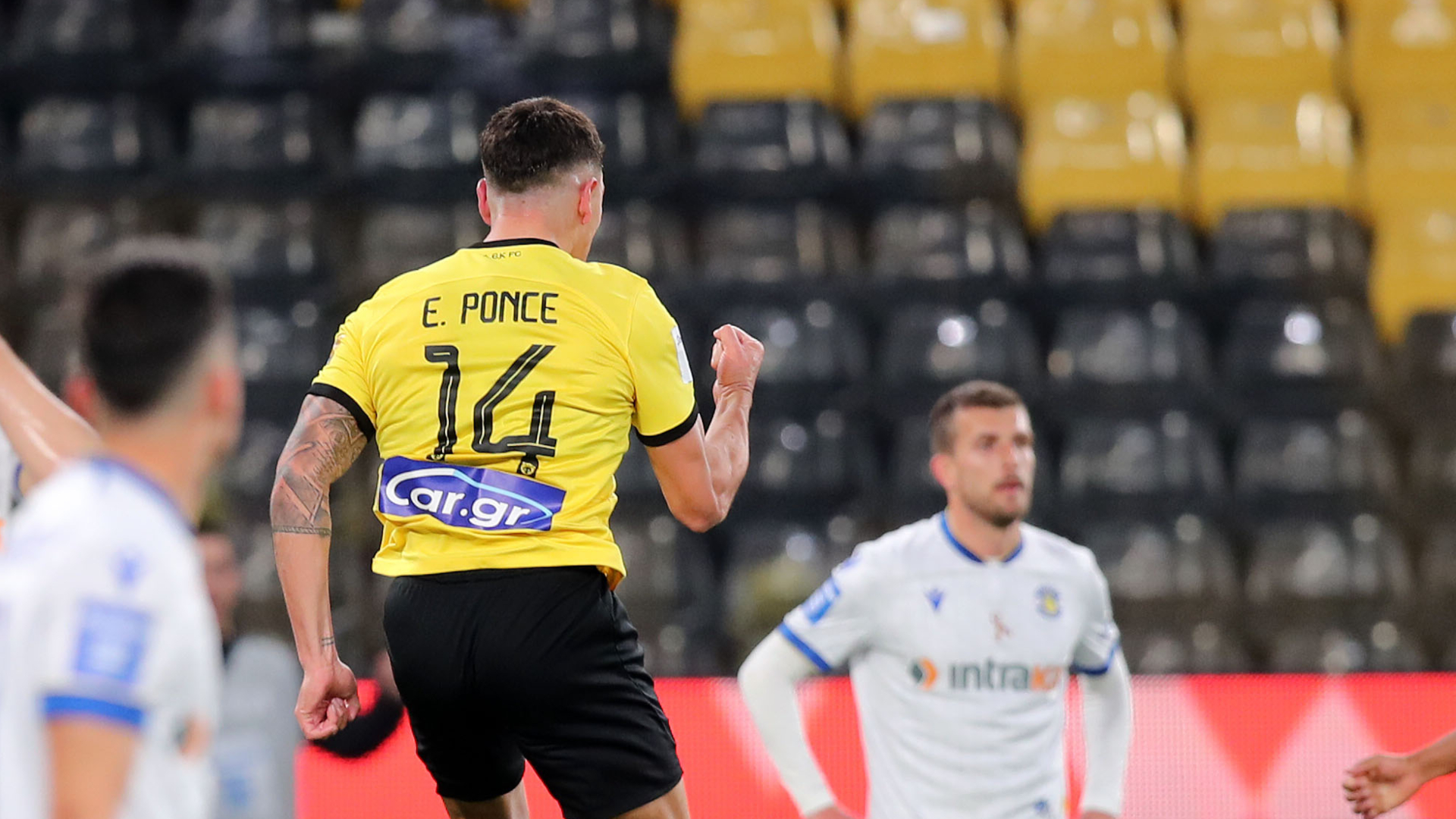 O Έκι Πόνσε πανηγυρίζει γκολ της ΑΕΚ κόντρα στον Αστέρα Τρίπολης