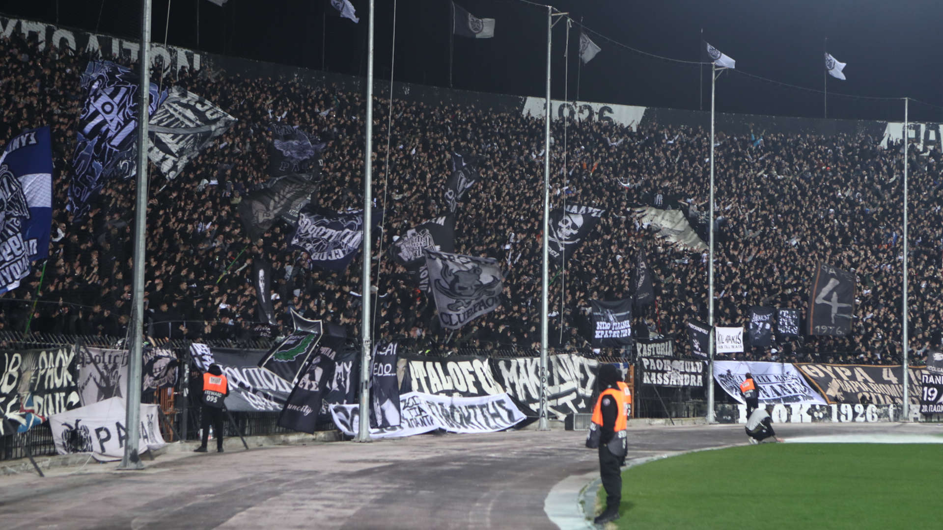 Οι οπαδοί του ΠΑΟΚ στην Τούμπα