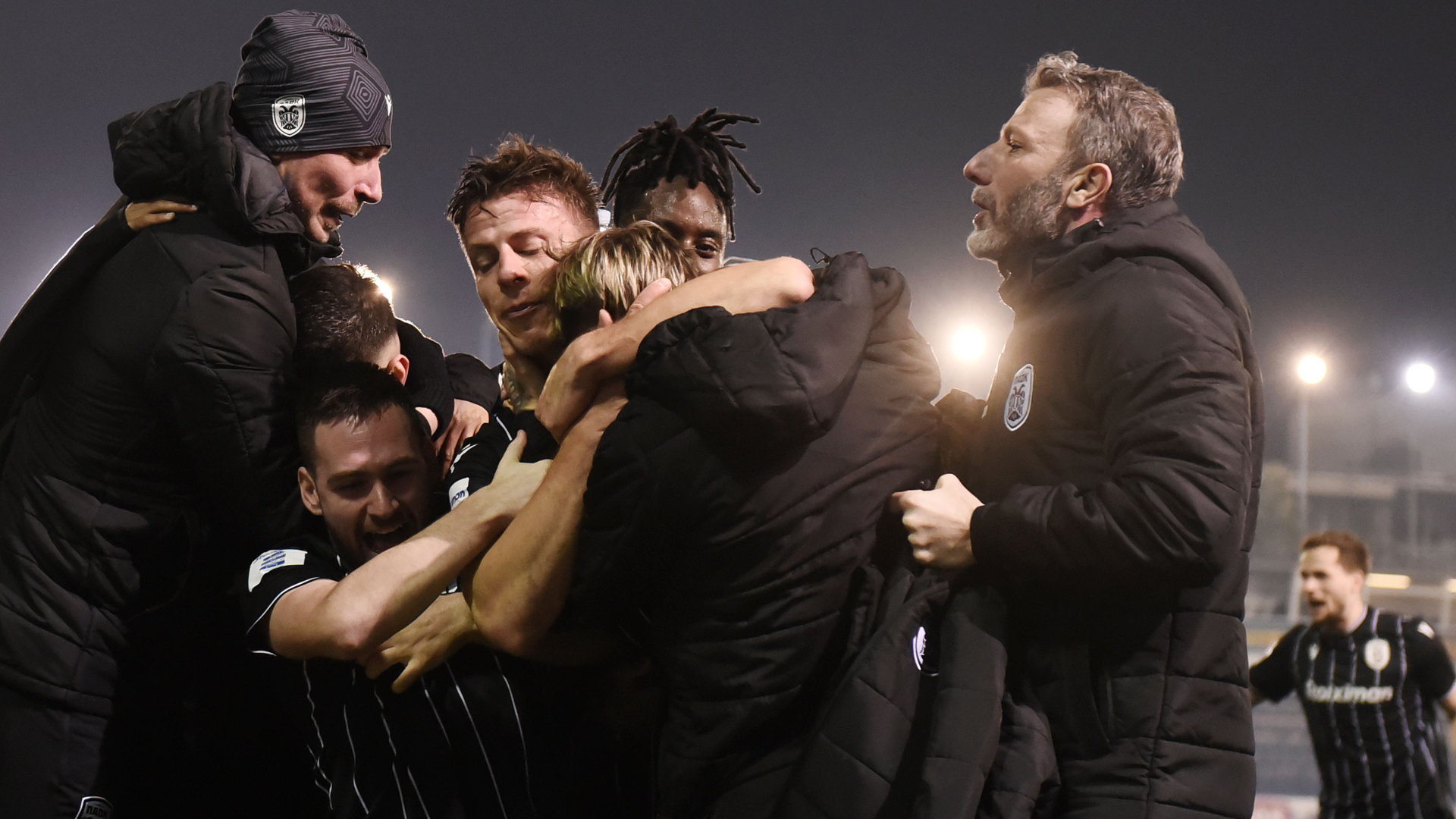 Οι πανηγυρισμοί των παικτών του ΠΑΟΚ για τη νίκη τους στο Περιστέρι