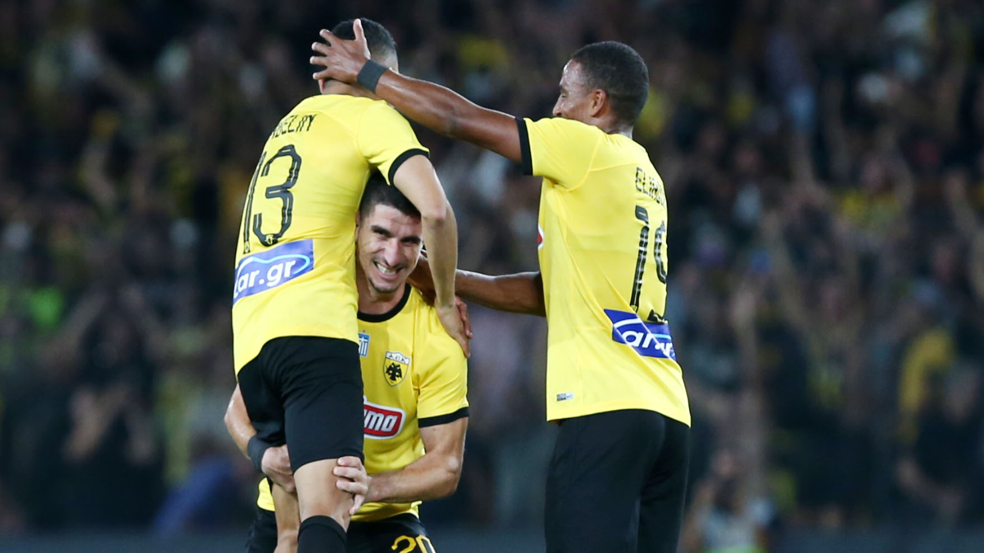 Ορμπελίν Πινέδα, Πέτρος Μάνταλος και Νίκλας Ελίασον σε πανηγυρισμό γκολ της ΑΕΚ