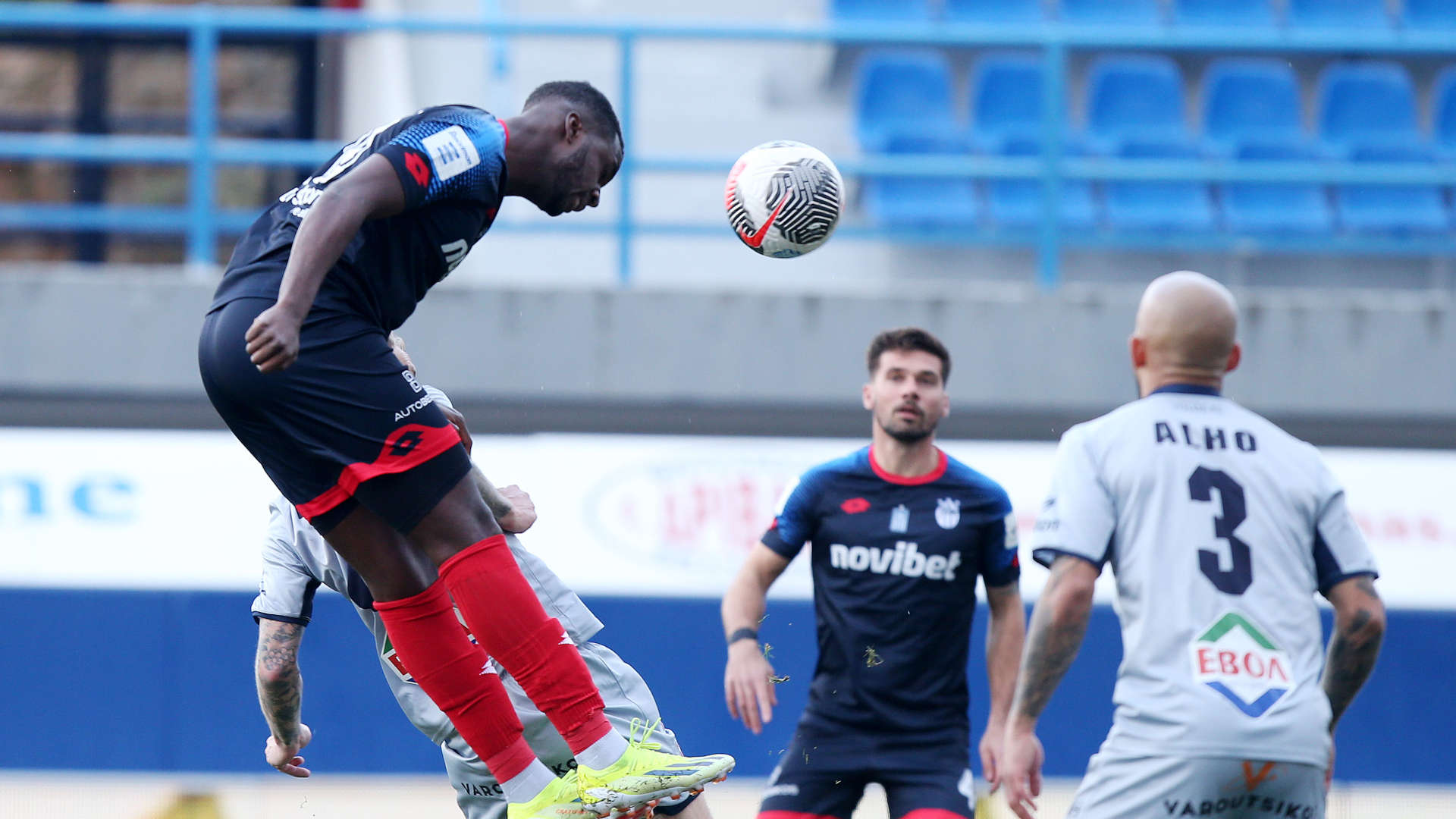 Ο Ανδρέας Τετέι πιάνει την κεφαλιά στο παιχνίδι Κηφισιά Βόλος