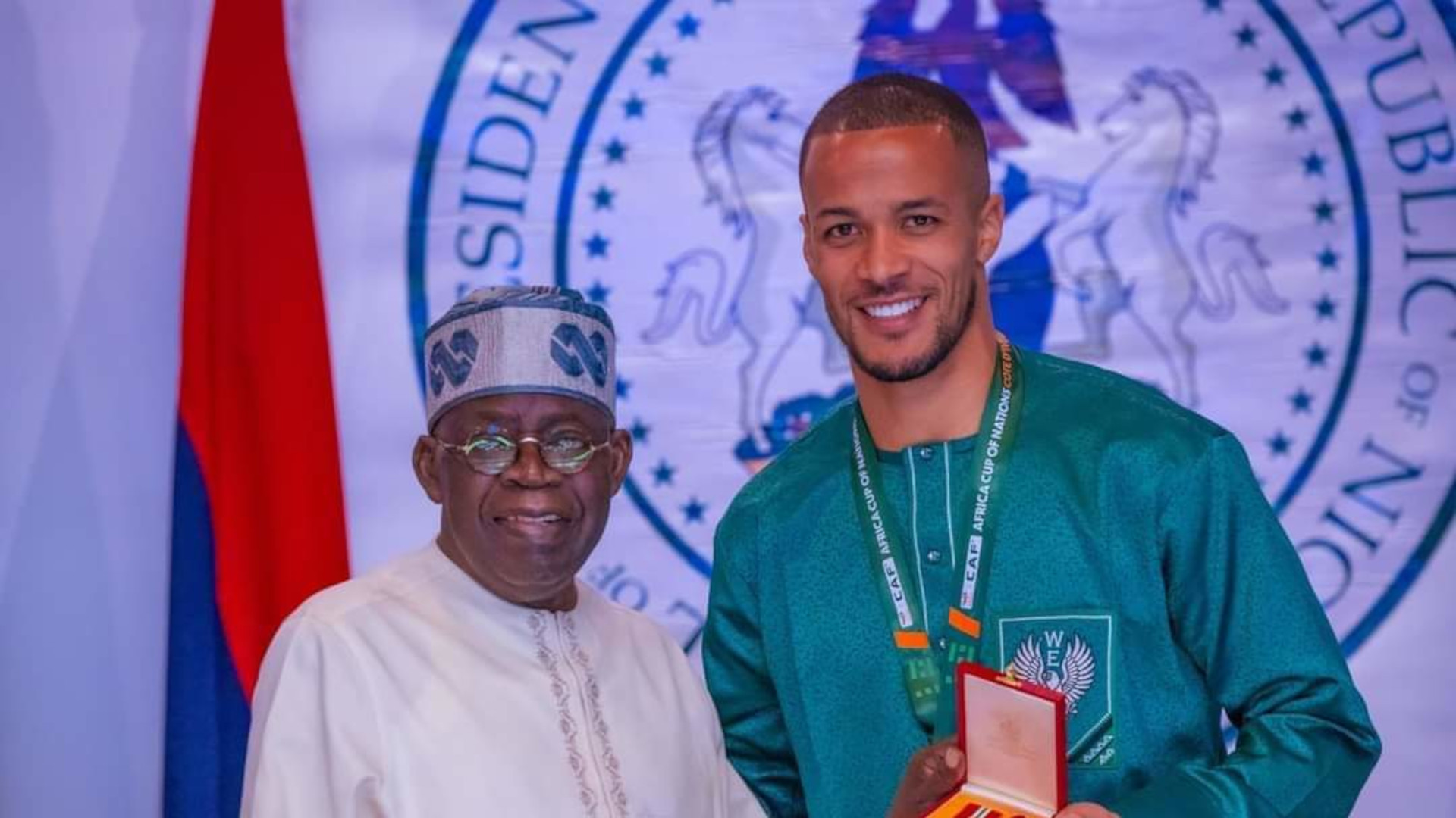 Ο Γουίλιαμ Τροστ-Εκόνγκ παραλαμβάνει τον Σταυρό του τάγματος του Νίγηρα