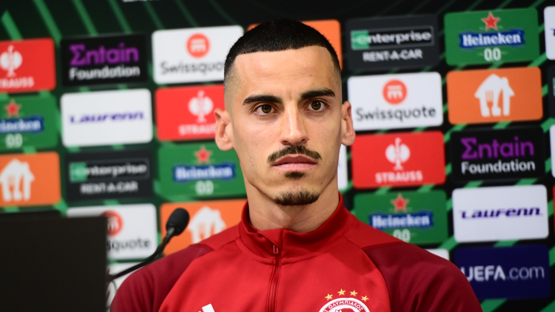 O Τσικίνιο στην συνέντευξη τύπου του Ολυμπιακός Φερεντσβάρος