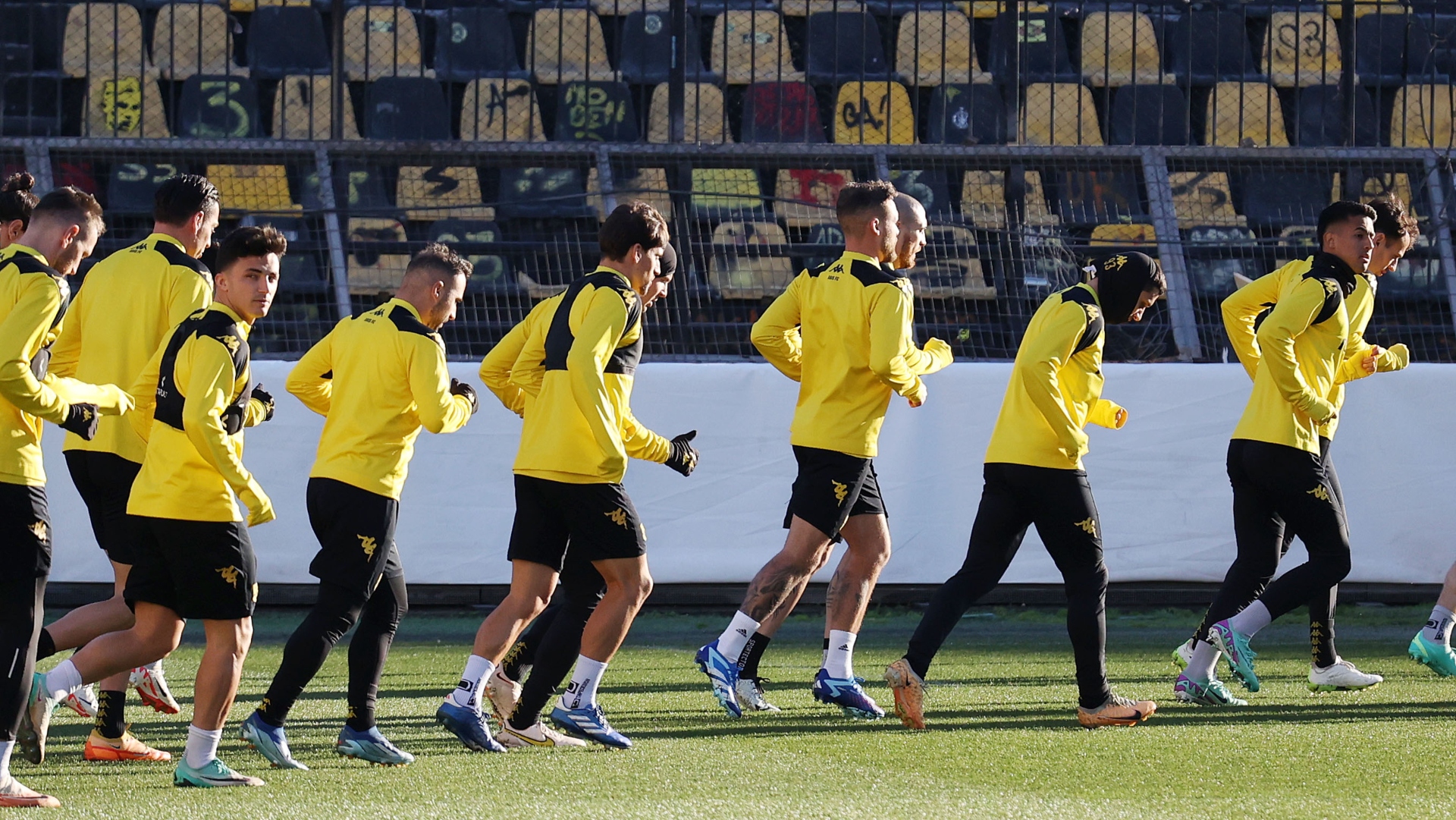 Ο Άκης Μάντζιος συμπεριέλαβε Τζιούισον Μπένετ και τον Χουλιάν Κουέστα για το παιχνίδι με τον Πανσερραϊκό (3/2, 19:30)