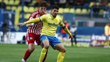 Ο πανηγυρισμός Καρέλη και το πανό για τα Τέμπη