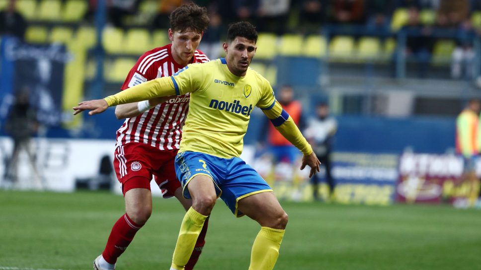 Ο πανηγυρισμός Καρέλη και το πανό για τα Τέμπη