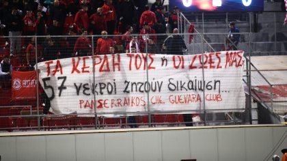 Το πανό που ύψωσαν οι οπαδοί του Πανσερραϊκού για τα Τέμπη
