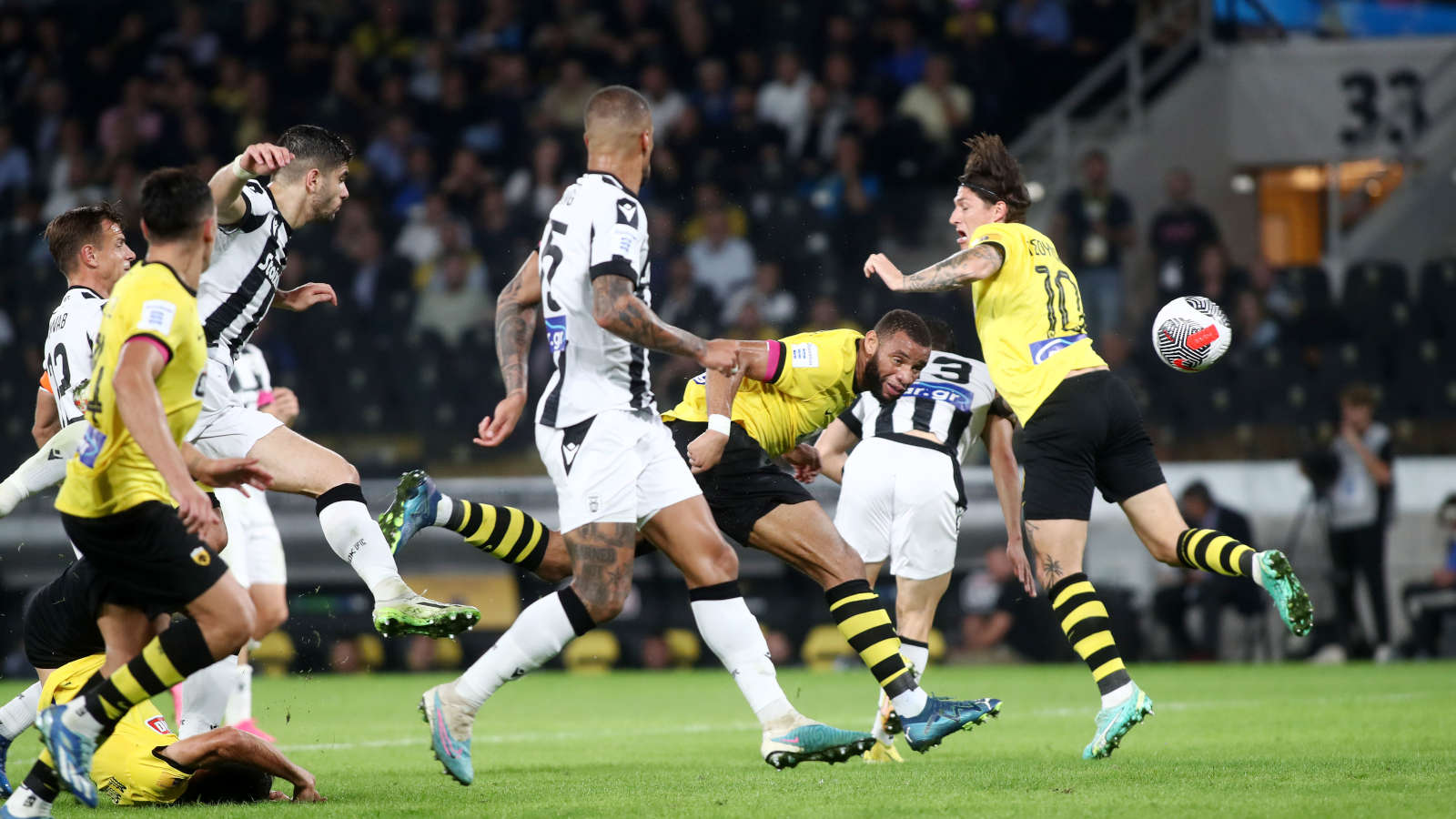 Φάση από ΑΕΚ - ΠΑΟΚ για τη Super League