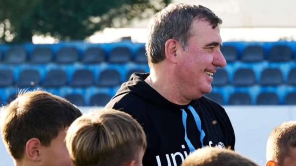 Ο Γκεόργκε Χάτζι με παιδιά της ακαδημίας του