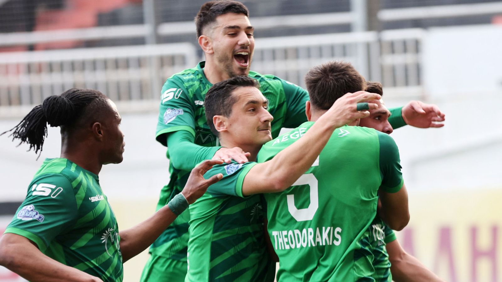 Ο Γιούχτας πανηγυρίζει γκολ