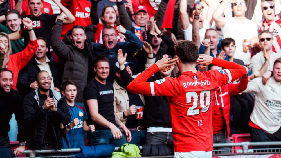 Ο Γκους Τιλ της Αϊντχόφεν πανηγυρίζει το γκολ του κόντρα στη Φέγενορντ